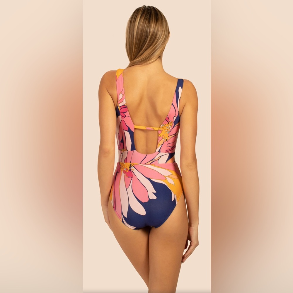 TRINA TURK BREEZE PLUNGE MAILLOT ONE PIECE SWIMSUIT,
BEAUTIFUL FOR SUMMER TRIPS - Picture 3 of 5